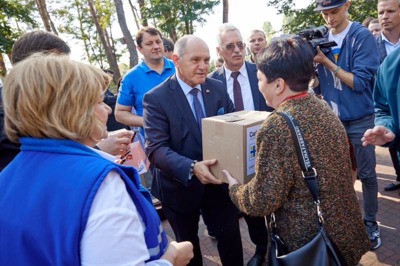 Besuch eines Caritas-Hilfsprojektes finanziert durch NiN/AKF. Nationalratspräsident Wolfgang Sobotka (ÖVP) übergibt ein Hilfspaket