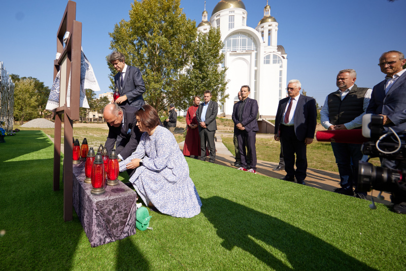 Besuch des Massengrabs in Butscha