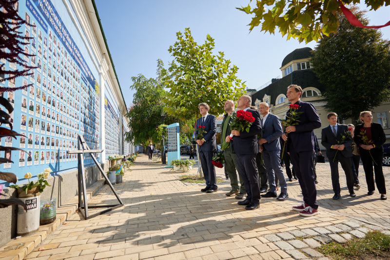 Kranzniederlegung an der Erinnerungsmauer für die gefallenen Verteidiger der Ukraine