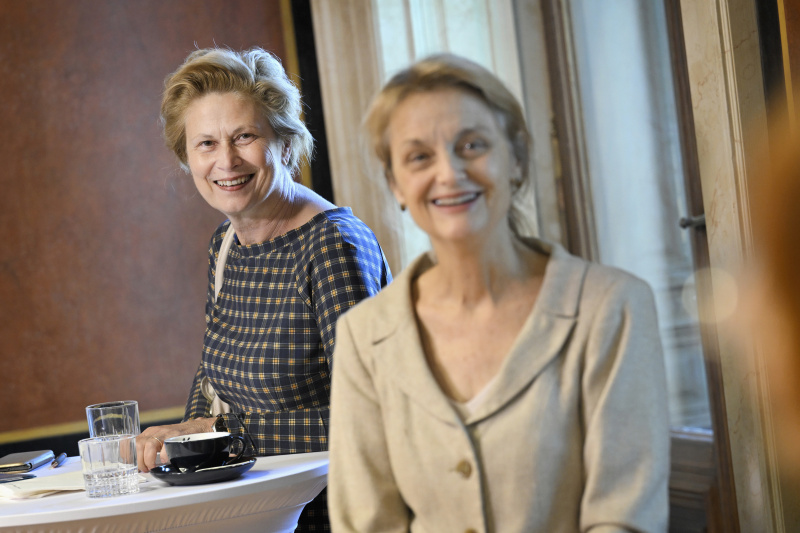 Parlamentsvizedirektorin Susanne Janistyn-Novák und Veranstaltungsteilnehmer:innen