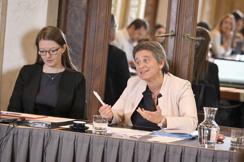 Von links: Simone Jordan und Katharina Stourz (am Wort)