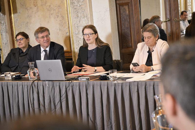 Von links: Elisabeth Poller, Leopold Lugmayr, Simone Jordan (am Wort), Katharina Stourzh