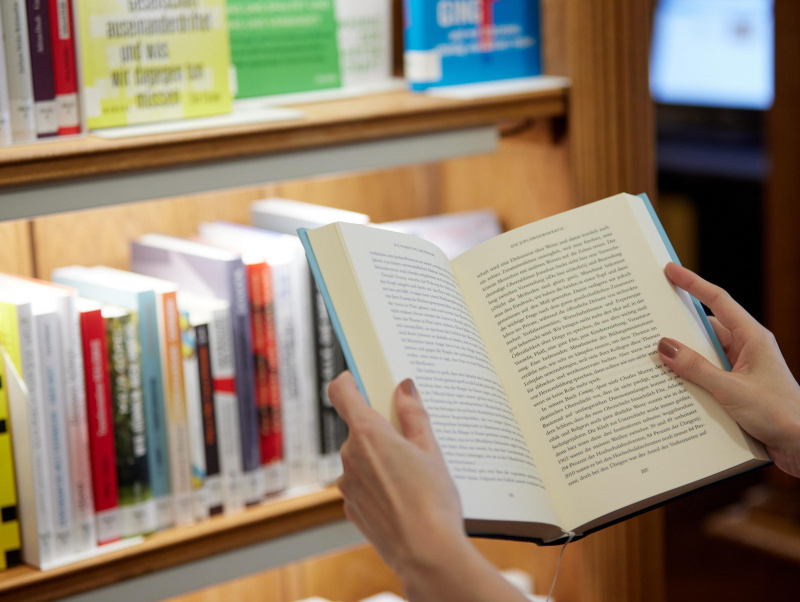 Hände halten ein offenes Buch