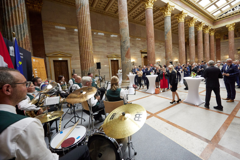 Begrüßung durch Bundesratspräsidentin Claudia Arpa (SPÖ). Blick Richtung VeranstaltungsteilnehmerInnen