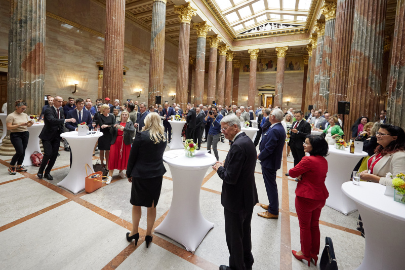 Begrüßung durch Bundesratspräsidentin Claudia Arpa (SPÖ). Blick Richtung VeranstaltungsteilnehmerInnen