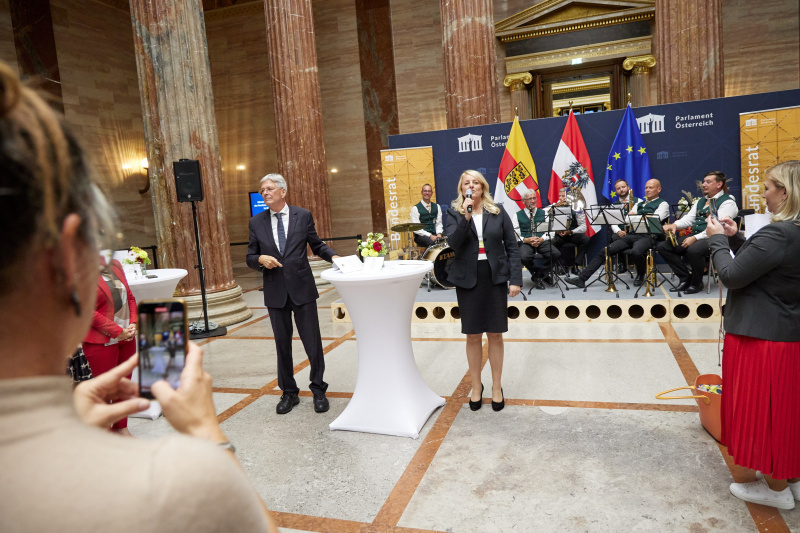 Begrüßung durch Bundesratspräsidentin Claudia Arpa (SPÖ)