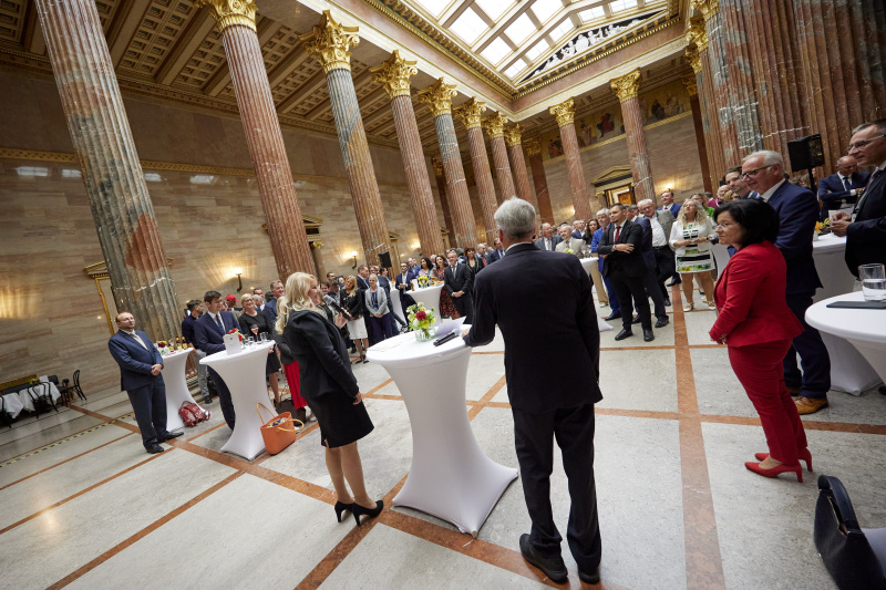 Begrüßung durch Bundesratspräsidentin Claudia Arpa (SPÖ). Blick Richtung VeranstaltungsteilnehmerInnen