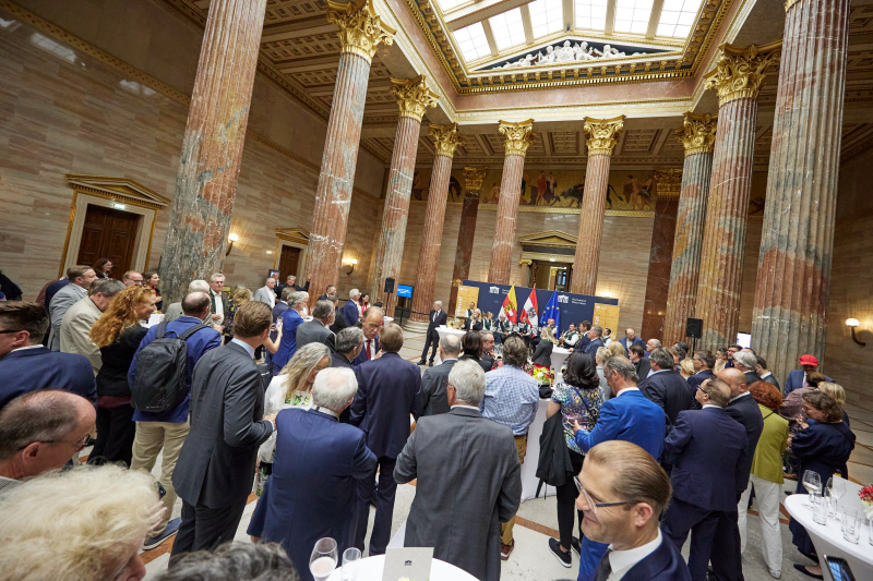 Begrüßung durch Bundesratspräsidentin Claudia Arpa (SPÖ). Blick Richtung VeranstaltungsteilnehmerInnen