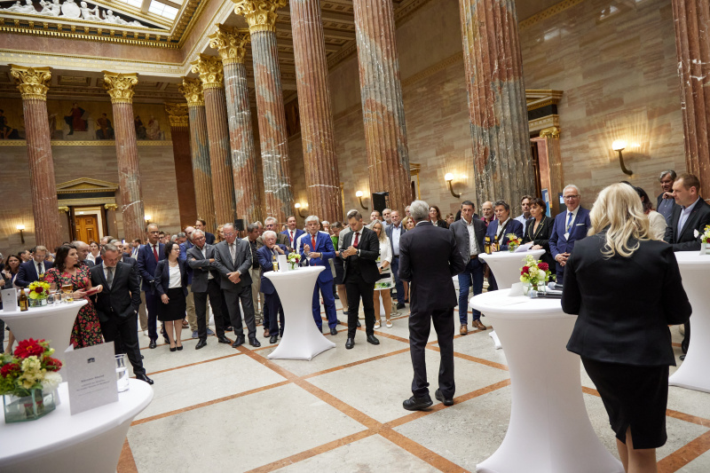 Grußworte von Landeshauptmann von Kärnten Peter Kaiser. Blick Richtung VeranstaltungsteilnehmerInnen