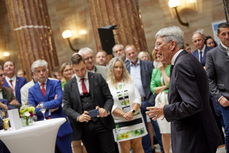 Grußworte von Landeshauptmann von Kärnten Peter Kaiser (rechts). Veranstaltungsteilnehmer:innen