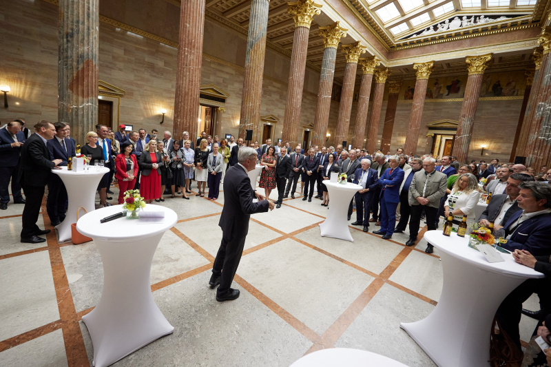 Grußworte von Landeshauptmann von Kärnten Peter Kaiser. Blick Richtung VeranstaltungsteilnehmerInnen