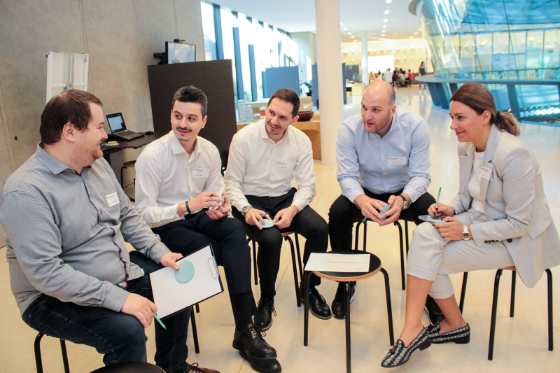 Teilnehmer:innen in einem Workshop der Demorkatiewerkstatt