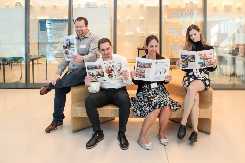 Teilnehmer:innen mit verschiednen Ausgaben der Demkratiewerkstatt Zeitung