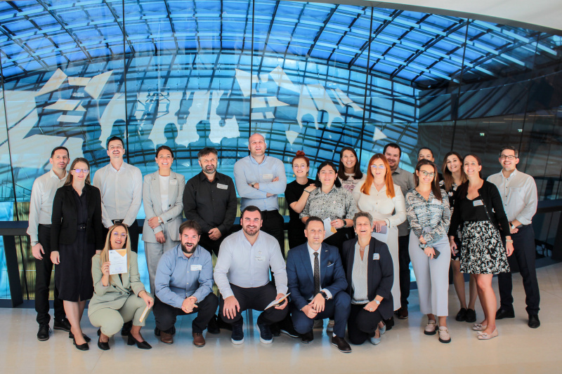 Gruppenfoto mit allenTeilnehmer:innen