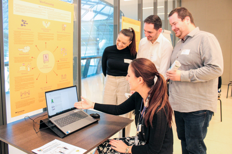 Teilnehmer:innen in einem Workshop der Demorkatiewerkstatt -