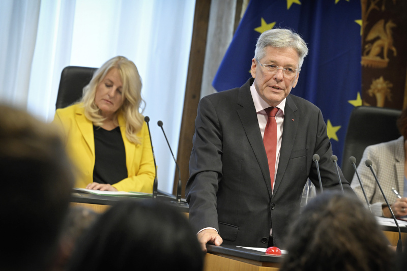 Am Rednerpult:  Landeshauptmann von Kärnten Peter Kaiser