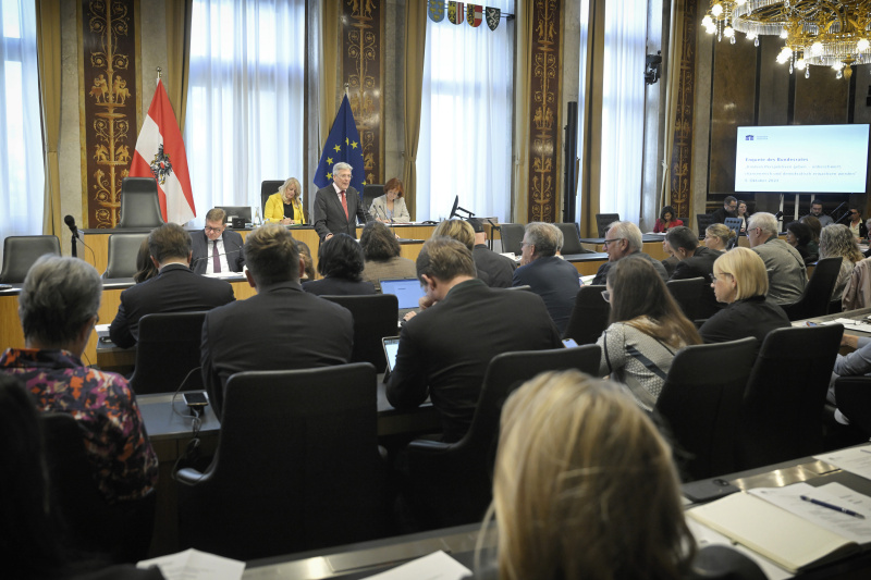 Am Rednerpult: Landeshauptmann von Kärnten. Blick Richtung Veranstaltungsteilnehmer:innen