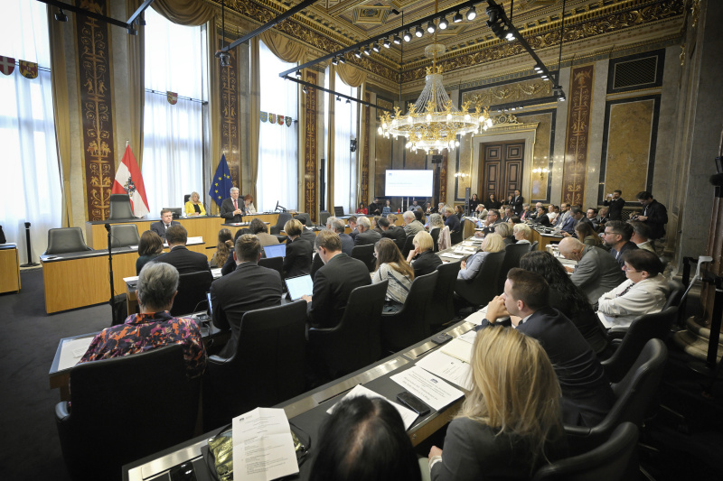 Am Rednerpult: Landeshauptmann von Kärnten. Blick Richtung Veranstaltungsteilnehmer:innen