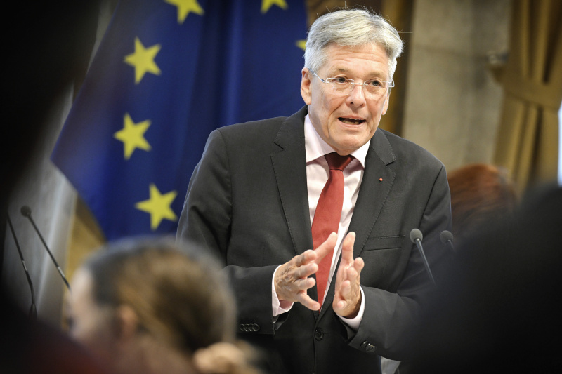 Am Rednerpult:  Landeshauptmann von Kärnten Peter Kaiser