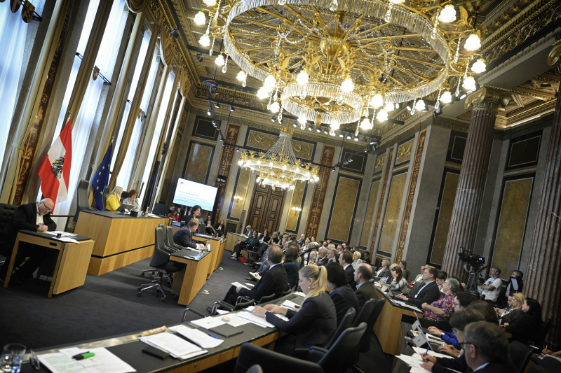 Am Rednerpult: Universitätsprofessorin für .Bildungspsychologie und Evaluation, Institut für Psychologie der Entwicklung .und Bildung Christiane Spiel.. Blick Richtung Veranstaltungsteilnehmer:innen