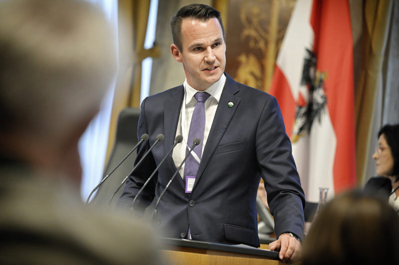 Am Rednerpult: Abgeordneter zum Steirischen Landtag Stefan Hermann