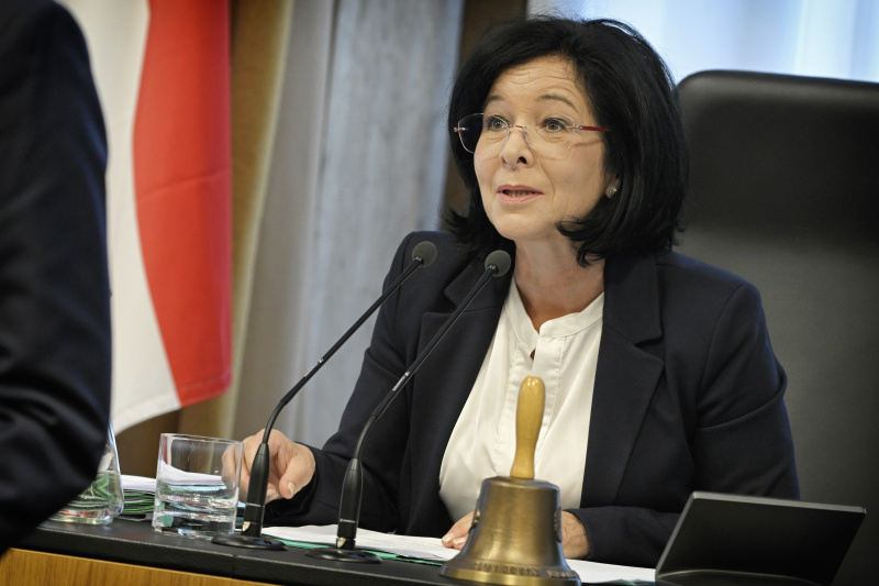 Am Präsidium: Bundesratsvizepräsidentin Margit Göll (ÖVP)
