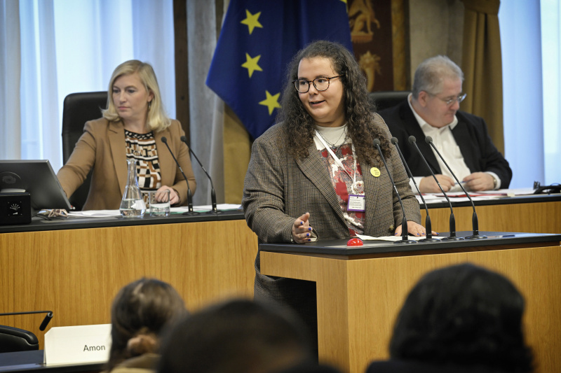 Am Rednerpult: Rihab Toumi Vorsitzende Bundesjugendvertretung