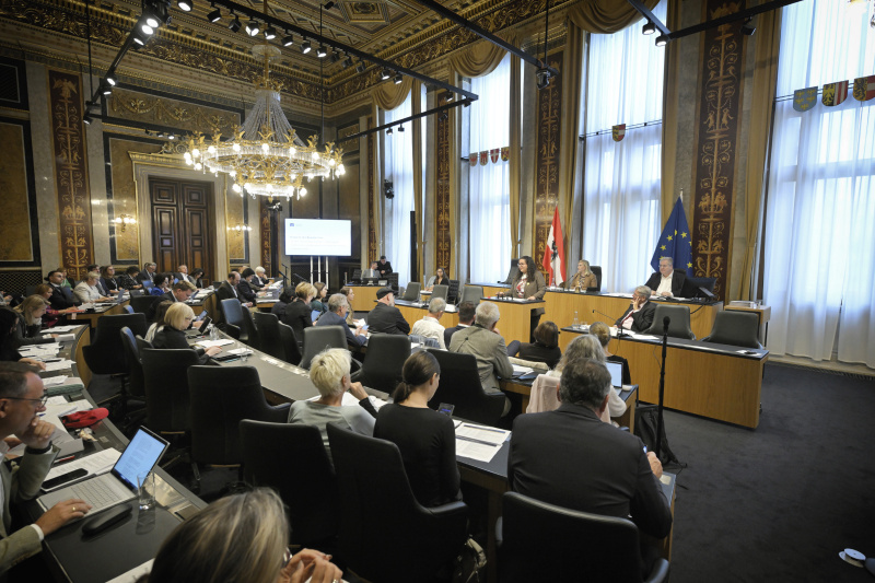 Am Rednerpult: Rihab Toumi Vorsitzende Bundesjugendvertretung. Blick Richtung Veranstaltungsteilnehmer:innen