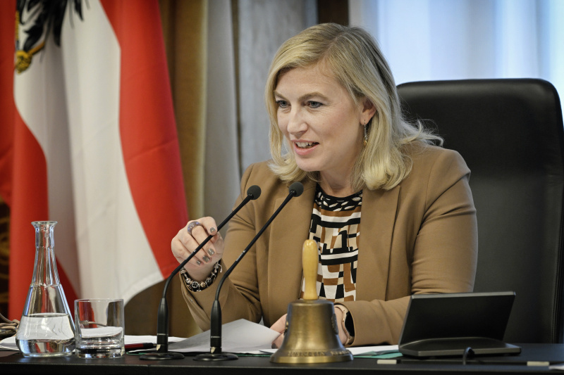 Am Präsidium: Bundesratsvizepräsidentin Doris Hahn (SPÖ)