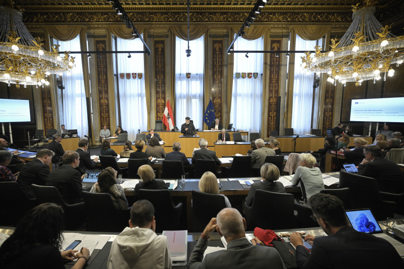 Am Rednerpult: Bundesgeschäftsführer Volkshilfe Erich Fenninger. Blick Richtung Veranstaltungsteilnehmer:innen