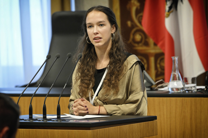 Am Rednerpult: Lena Schilling Klimaaktivistin und Autorin