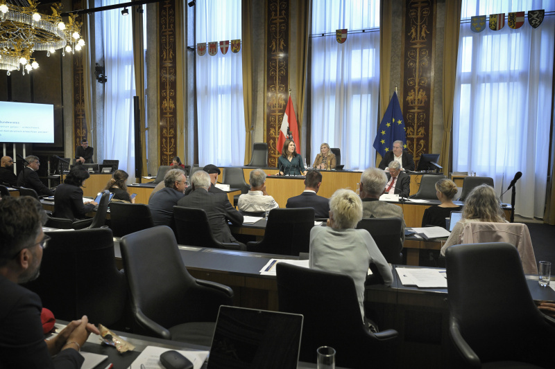 Am Rednerpult: Rechtsanwältin Michaela Krömer. Blick Richtung Veranstaltungsteilnehmer:innen