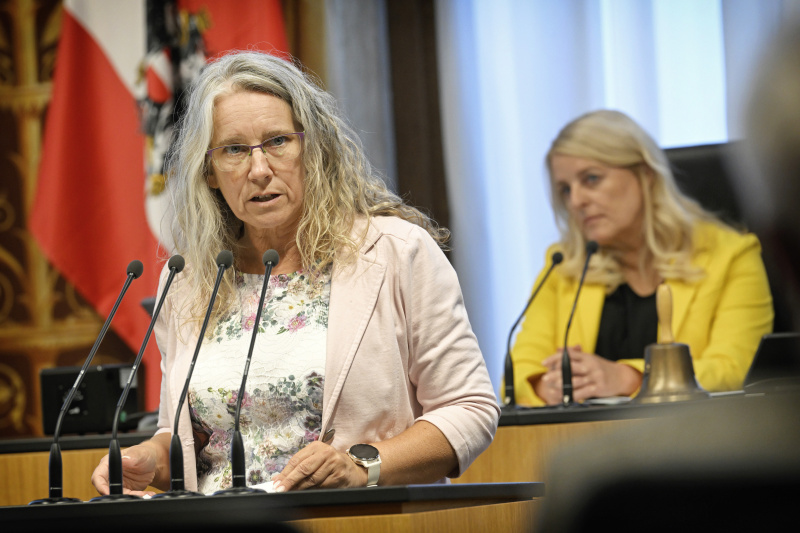 Am Rednerpult: Bundesrätin Simone Jagl (GRÜNE)