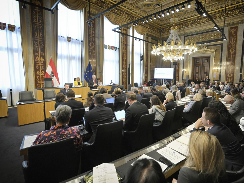 Am Rednerpult: Landeshauptmann von Kärnten. Blick Richtung Veranstaltungsteilnehmer:innen