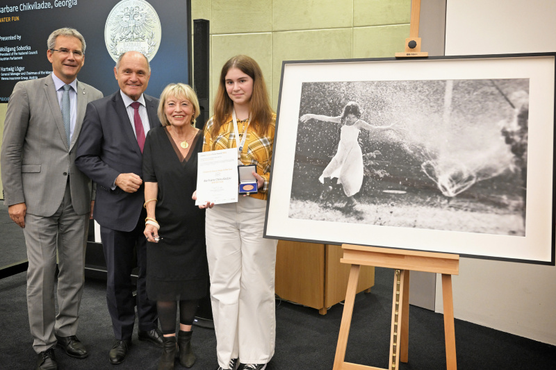 Von links: Generaldirektor Vienna Insurance Group Hartwig Löger, Nationalratspräsident Wolfgang Sobotka (ÖVP), Gisela Kayser,  Preisträgerin Children’s Peace.Image of the Year Barbare Chikviladze