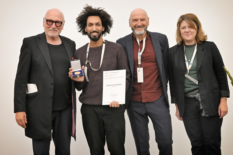 Von links: Lois Lammerhuber, Preisträger Ghassan Kaaibich,  Michael Biedowicz, Florence Drouhet