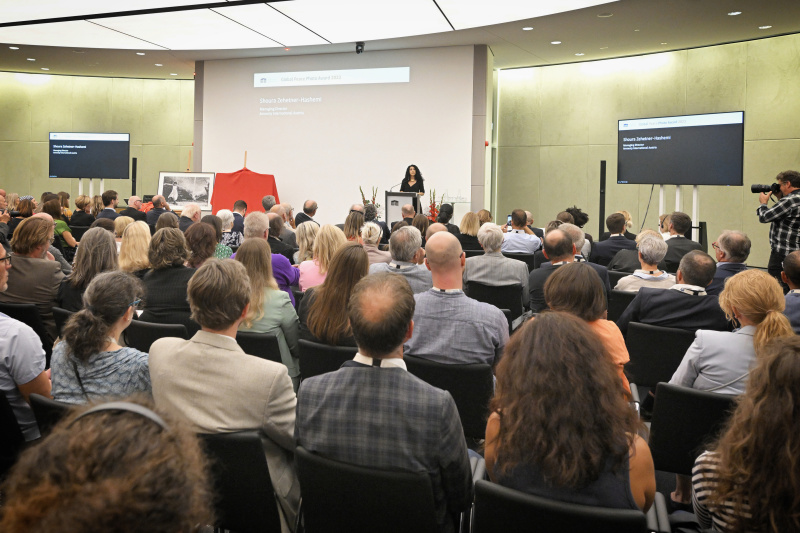 Keynote: Geschäftsführerin Amnesty International Österreich Shoura Zehetner-Hashemi. Blick Richtung Veranstaltungsteilnehmer:innen