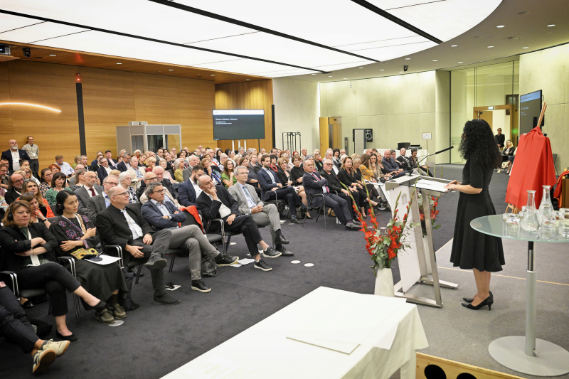 Keynote: Geschäftsführerin Amnesty International Österreich Shoura Zehetner-Hashemi. Blick Richtung Veranstaltungsteilnehmer:innen