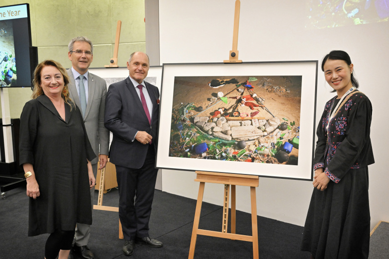 Von links: Silvia Lammerhuber, Generaldirektor Vienna Insurance Group Hartwig Löger, Nationalratspräsident Wolfgang Sobotka (ÖVP), Preisträgerin Elrea Song