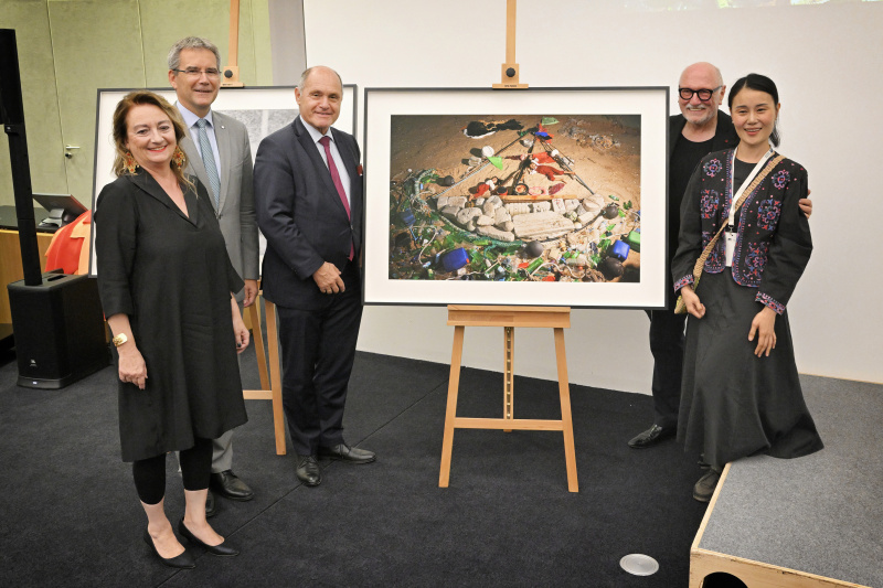 Von links: Silvia Lammerhuber, Generaldirektor Vienna Insurance Group Hartwig Löger, Nationalratspräsident Wolfgang Sobotka (ÖVP), Lois Lammerhuber, Preisträgerin Elrea Song