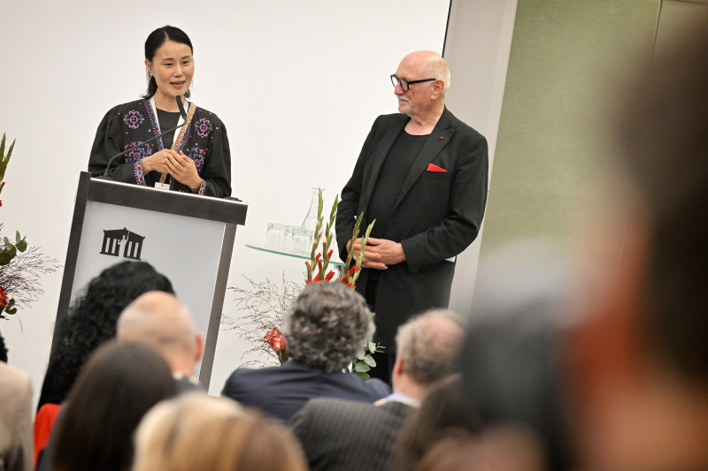 Von links:Preisträgerin Elrea Song, Lois Lammerhuber