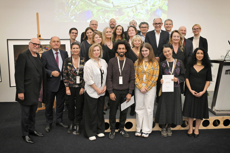 Gruppenfoto mit Preisträger:innen und Jury-Mitgliedern