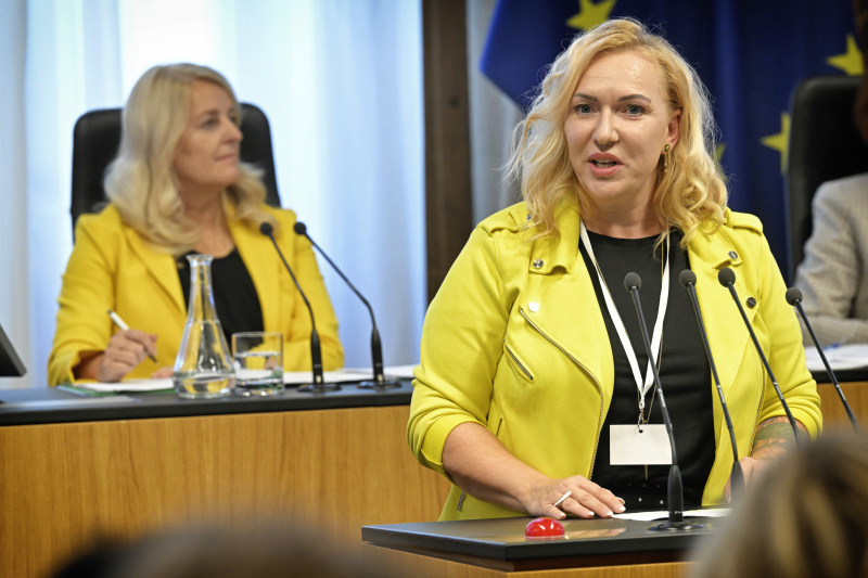 Am Rednerpult: Landtagsabgeordnete Salzburg Barbara Thöny