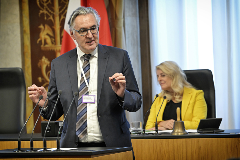 Am Rednerpult: Vertreter des Bildungministeriums Martin Netzer