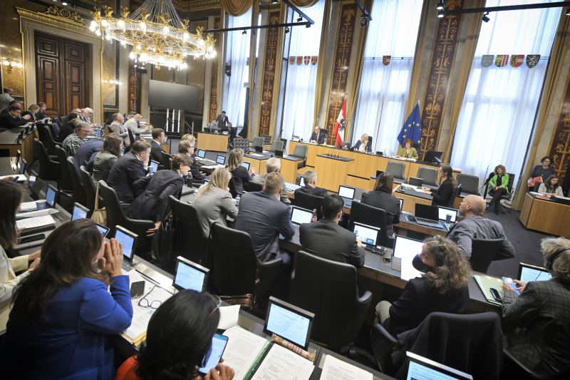 Blick Richtung Sitzungsteilnehmer:innen