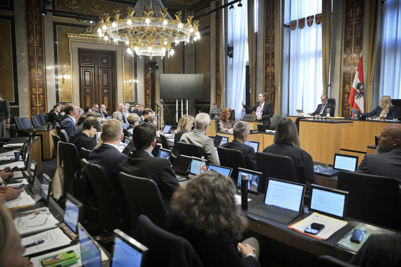 Am Rednerpult: Justizministerin Alma Zadic (GRÜNE). Blick Richtung Sitzungsteilnehmer:innen