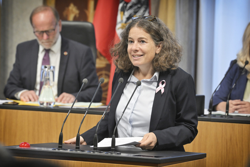 Am Rednerpult: Bundesrätin Elisabeth Kittl (GRÜNE)