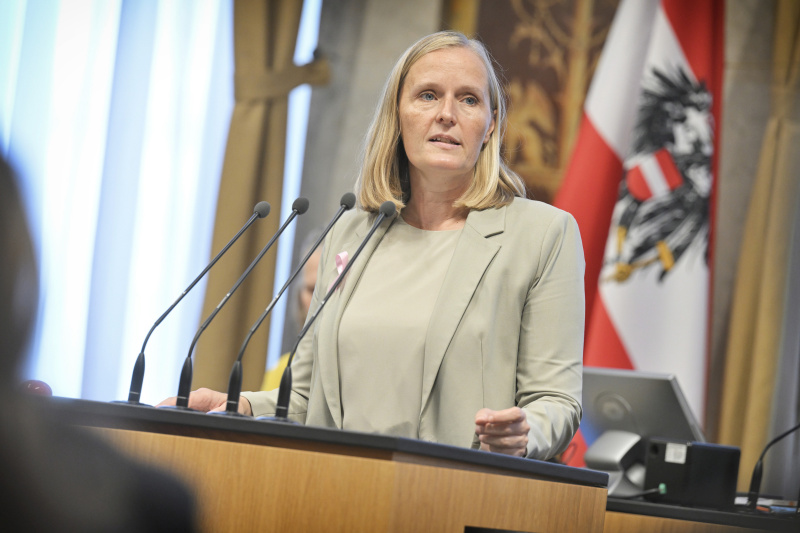 Am Rednerpult: Bundesrätin Maria Huber (GRÜNE)