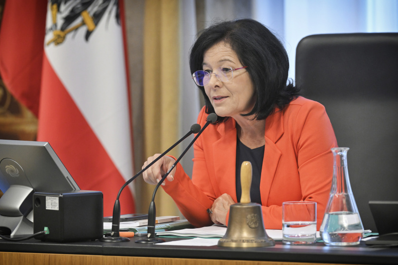 Bundesratsvizepräsidentin Margit Göll (ÖVP) am Präsidium