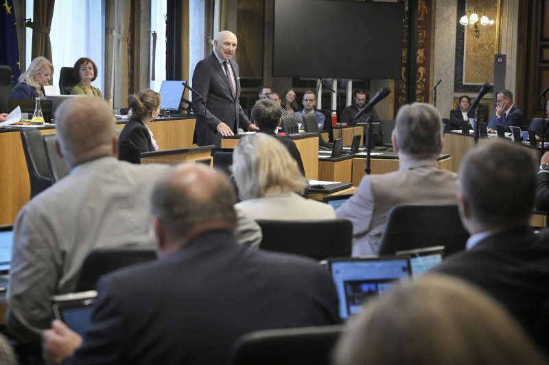 Am Rednerpult: Bundesrat Manfred Mertel (SPÖ). Blick Richtung Sitzungsteilnehmer:innen